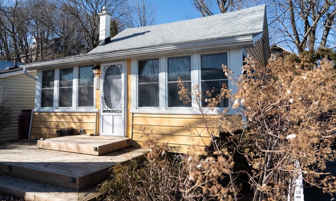 Central Elgin Cottage | Cottage steps to Main Beach w/ Loft & Arcade