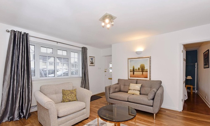 West Byfleet Apartment | Cottage style apartment close to trains to London