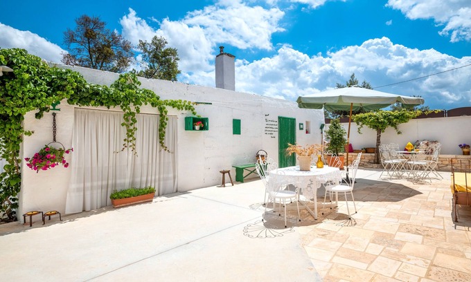 Martina Franca Cottage | Cottage 'Trullaloro' with Wi-Fi