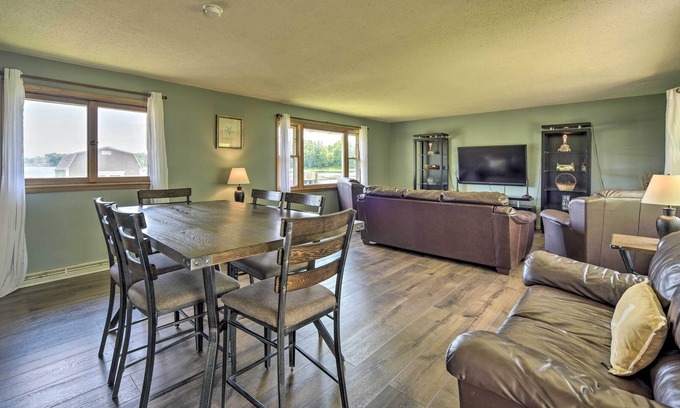 Lindstrom Cottage | Cottage w/ Deck Situated on South Center Lake