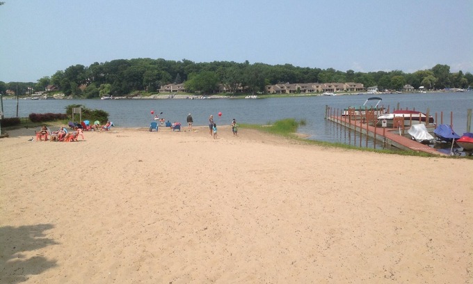 Spring Lake House | COTTAGE WITH ACCESS TO PRIVATE BEACH ON SPRING LAKE.