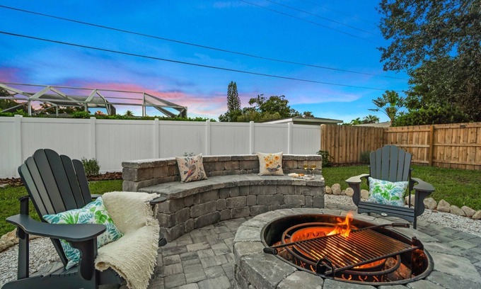 Gulf Gate Estates House | Cottage with AMAZING Fire Pit Near Siesta Key!
