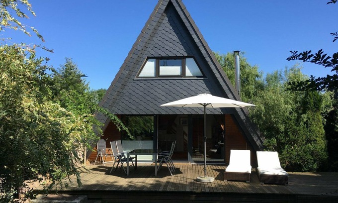 Damp House | Cottage with fireplace, near the beach, dogs welcome, kitchen is new, fenced