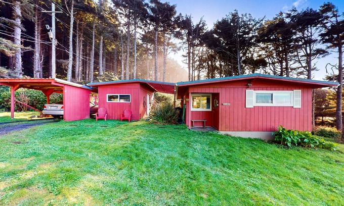 Yachats Cottage | Cottage with Panoramic Ocean Views in Quiet Area - Dogs OK