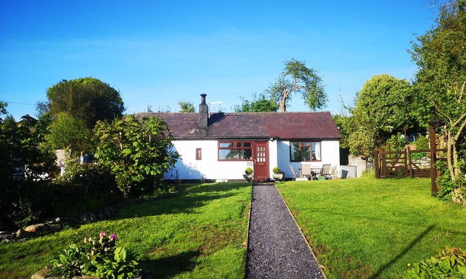 Hendrerwydd House | Cottage with Woodfired Hottub in heart of Clwydian Mountain Range- Pets Welcome