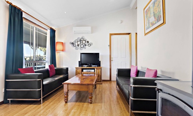 Lovedale Cottage | Cottages on Lovedale - No. 1 - 3 bedroom, 2 bathroom cottage in sensational Lovedale location