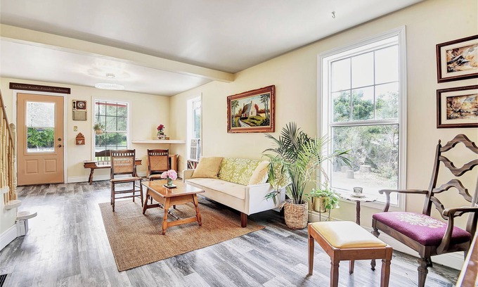 South Stormont House | Country 5 Bed 1.5 Bath - charming cottage w/gym,1HR to Ottawa & Montreal