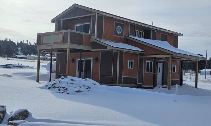 Custer Cabin | Country cabin close to town and in the middle of it all.