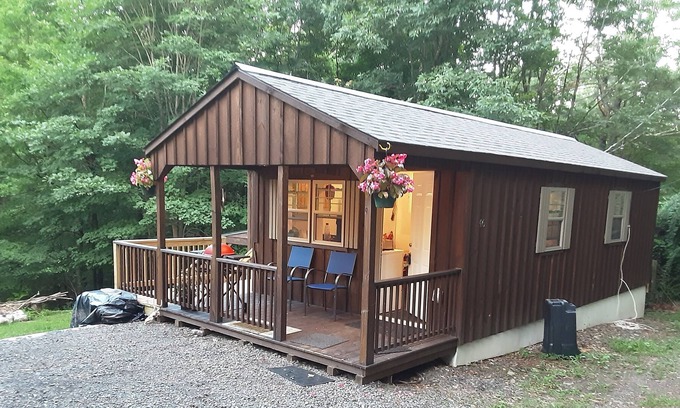 Kerhonkson Cabin | Country Cabin with Dell view