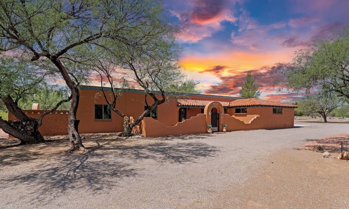 Tubac House | Country club living with private pool and hot tub.