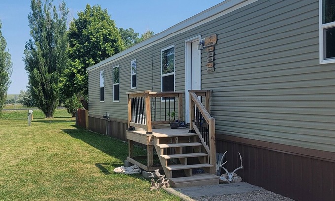 Deadwood House | Country Comfort! Cozy 4-bedroom mobile home in quiet Saint Onge with WiFi, AC!