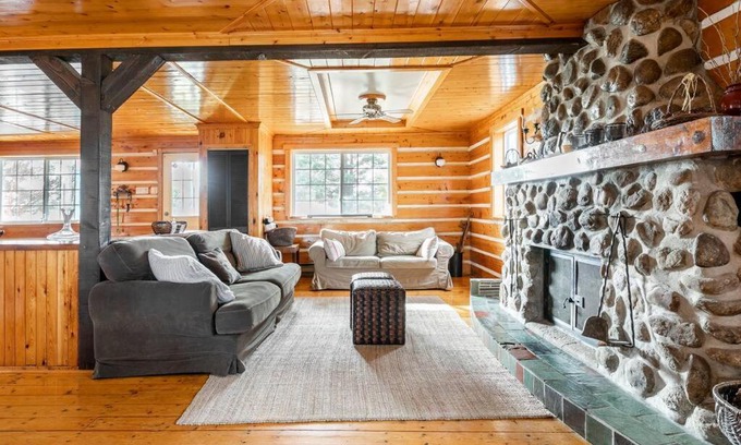 Brebeuf Ski Chalet | Country cottage on the banks of the Red River