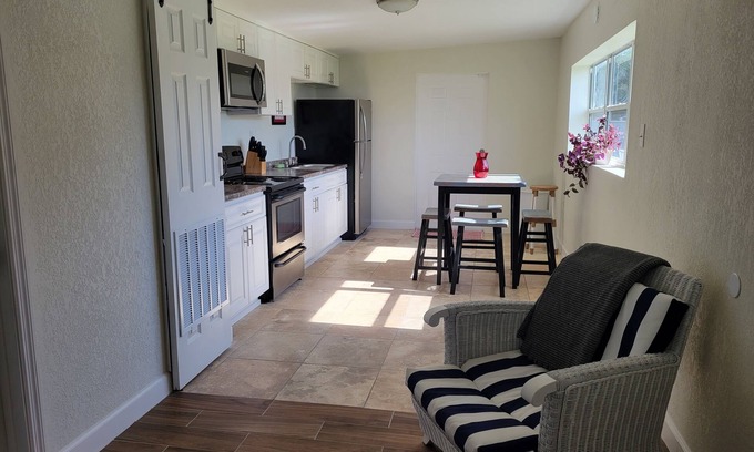 Orlando Cottage | Country Cottage one mile from UCF and close to Disney