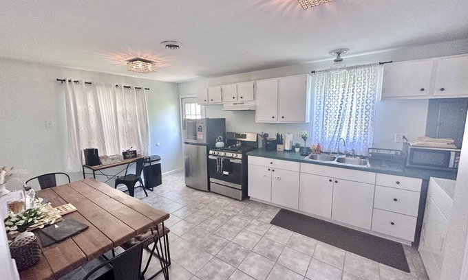 Eastpointe House | Country Cottage Ranch Extended Stays - Central Location- 58”TV 600 wifi