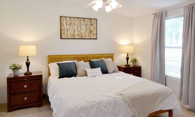Fish Hawk Other | Country Farmhouse and Guesthouse, 7br/4ba, Sleeps 16 with Hot Tub
