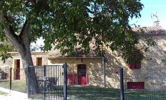 Montferrand-du-Perigord Cottage | Country House with Large Garden, Family Room, and Pet-Friendly in Perigord