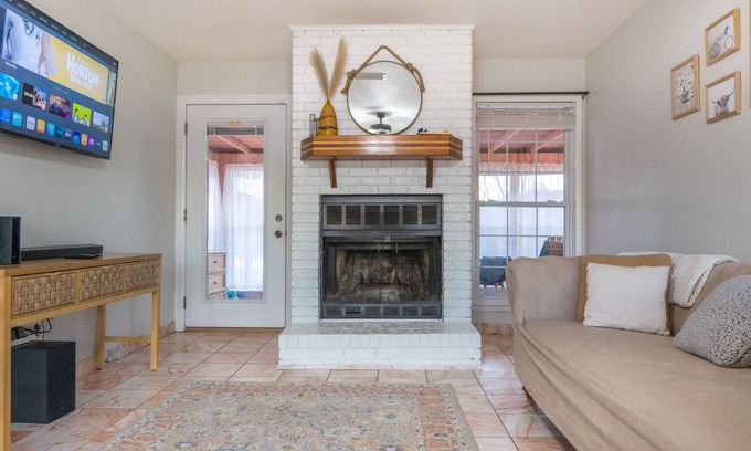 Enterprise House | Country Gardens- spacious yard 5 minutes from downtown!