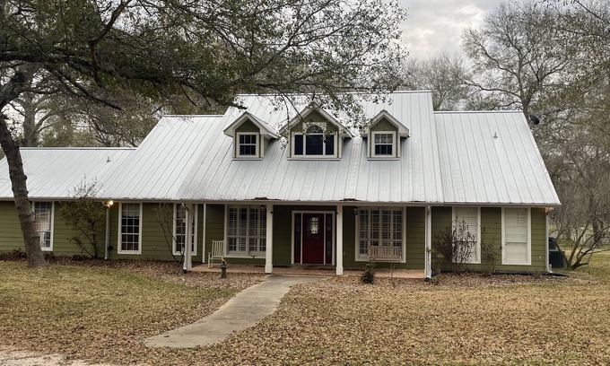 Brenham House | Country Getaway - Lazy Rooster