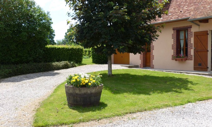 Villegenon Cottage | COUNTRY GITE CHARACTER HOUSE WITH HEATED OUTDOOR POOL