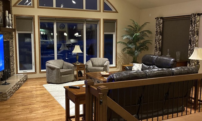 Lac du Bonnet House | Country Home on Pinawa Channel