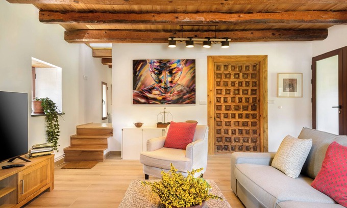 Aragues del Puerto House | Country House 'Fajinadero Sancho' with Mountain Views, Private Garden and Wi-Fi