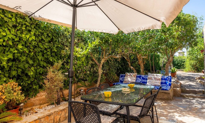 Es Llombards Villa | Country House 'Can Hostalet' with Private Terrace, Wi-Fi and Air Conditioning