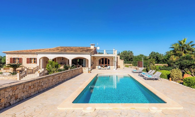 Es Llombards Villa | Country House 'Can Simonet' with Private Pool, Wi-Fi and Air Conditioning