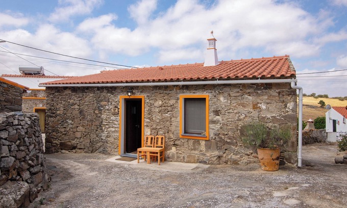 Gioes House | Country House 'Casa Das Colmeias' with Mountain View, Wi-Fi and Air Conditioning