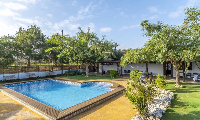 Castillo de Montemar Villa | Country House 'Los Caleros' with Lake View, Private Pool and Wi-Fi