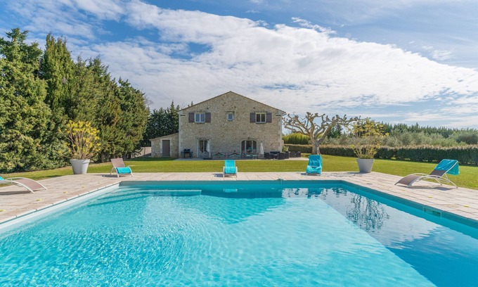 Plan-d'Orgon Villa | Country House "Mas sous les Oliviers" with Pool, Garden and Wi-Fi
