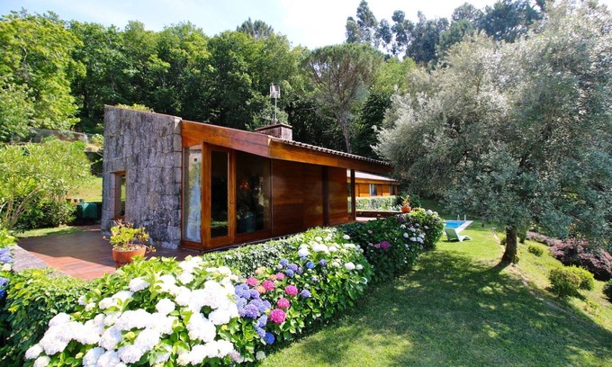 Freixieiro de Soutelo House | Country house with garden and swimming pool near Caminha