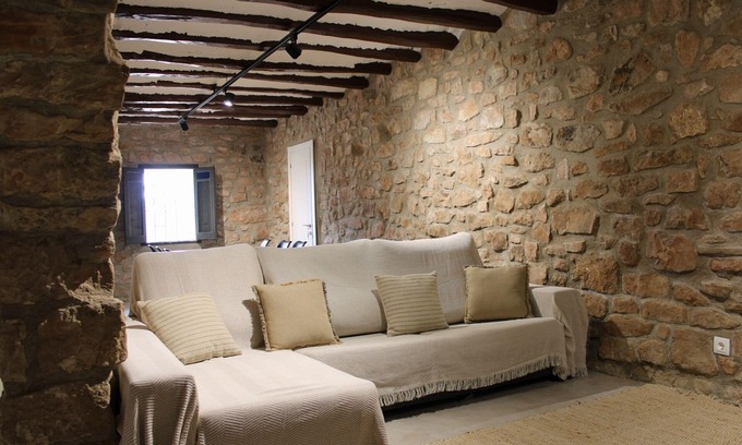 Argencola House | Country house surrounded by fields