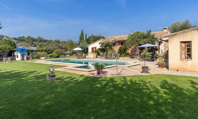 Ullaro Cottage | Country house with amazing pool and garden in a beautiful rural setting