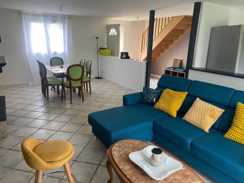 Lindry Villa | Country house with unfenced garden
