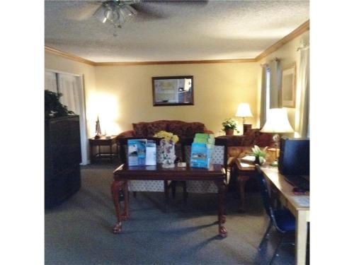 New Llano Hotel | Country Inn & Suite