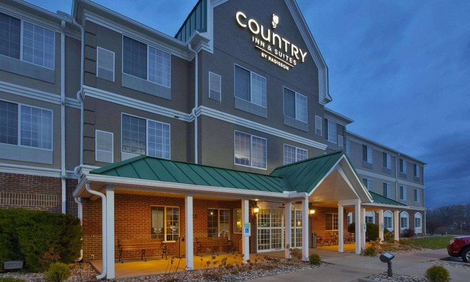 Big Rapids Hotel | Country Inn & Suites by Radisson, Big Rapids, MI