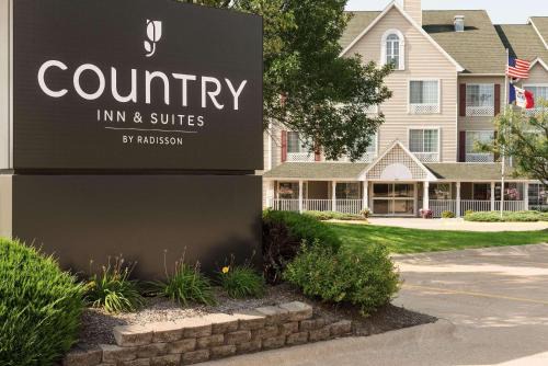 Quad Cities Hotel | Country Inn & Suites by Radisson, Davenport - Quad Cities