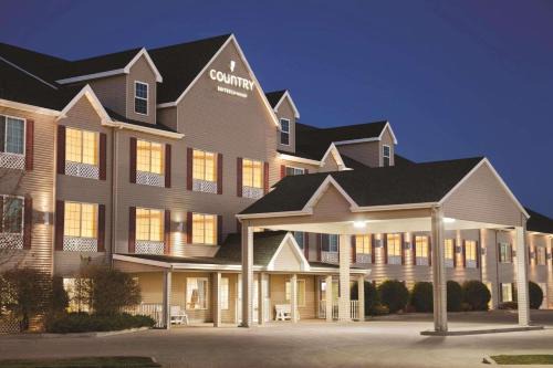 Bismarck Hotel | Country Inn & Suites by Radisson Bismarck Waterpark