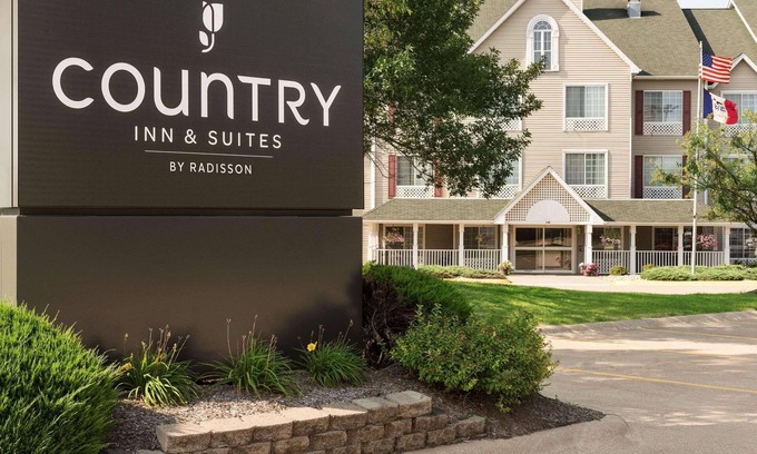 Quad Cities Hotel | Country Inn & Suites by Radisson, Davenport - Quad Cities