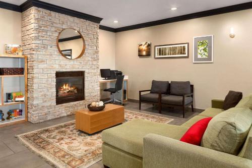 Manteno Hotel | Country Inn & Suites by Radisson, Manteno, IL