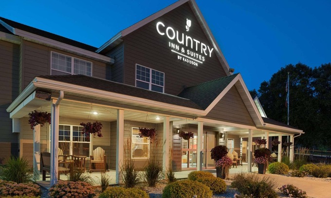 Decorah Hotel | Country Inn & Suites by Radisson, Decorah, IA