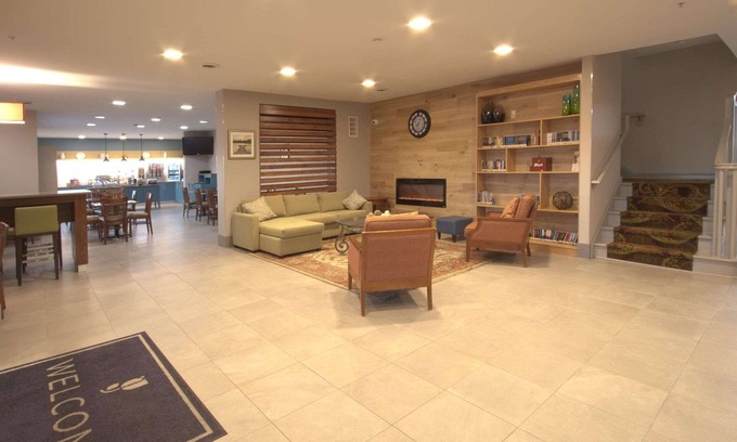 Quad Cities Hotel | Country Inn & Suites by Radisson, Moline Airport, IL