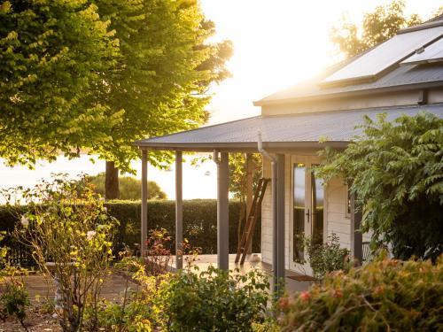 Cygnet House | Country Oasis With River Views