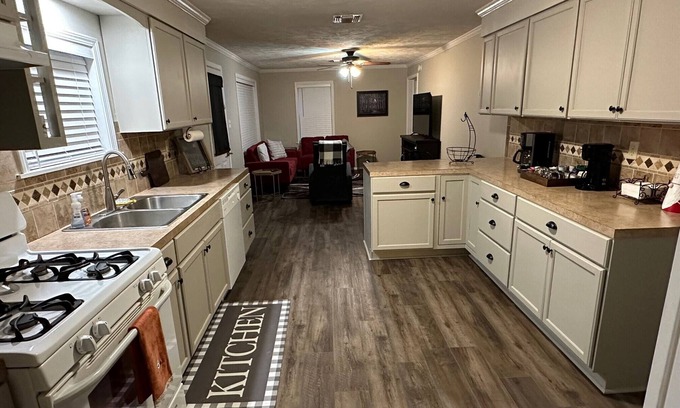 Flippin House | Country Quiet with Close-to-Town Convenience