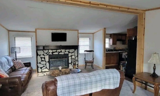 Caroleen House | Country Setting 30mins Shelby, 27mins Tryon Equestrian, 10mins Forest City