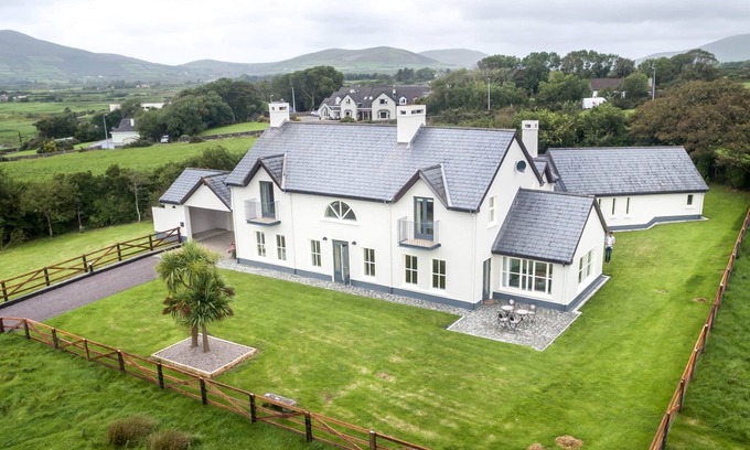 Dingle House | Country Setting in the Middle of Dingle Town.