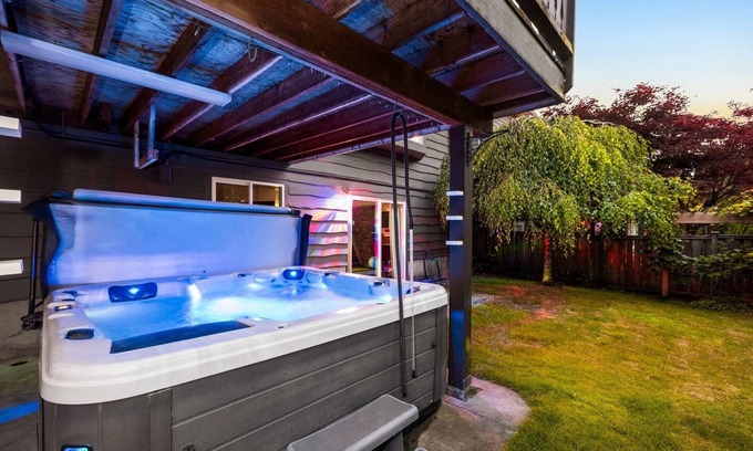 Port Moody House | Country style vacation home suite-REC- GYM AND HOTTUB INCLUDED-PET FRIENDLY
