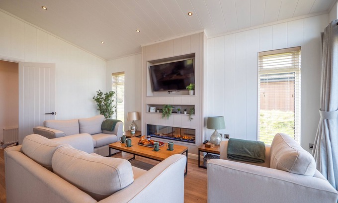 Totnes Cabin | Countryside Lodge Retreat on Golf Course