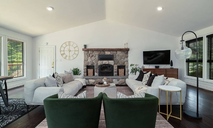 Gilbert Mills House | County gem centrally located w/fireplace & hot tub