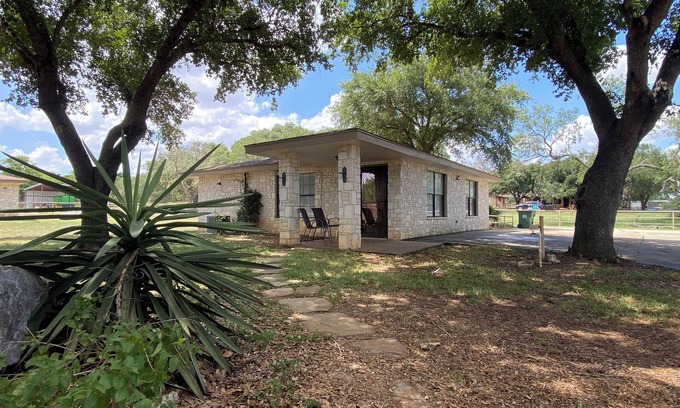 Adkins House | County Line Cottage - Guesthouse Near La Vernia - 14 Miles To JBSA Randolph